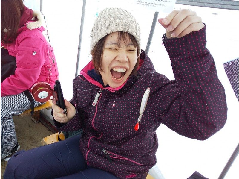 [Hokkaido, Sapporo] Ice fishing for smelt in your own car! Includes tempura! Separate flush toilets for men and women and a warm rest hut! Safe for women and children!の紹介画像