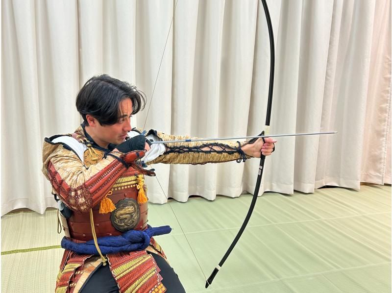 【山梨・富士山／河口湖】甲冑弓道体験：富士山の麓・河口湖で、甲冑を着て日本の武道「弓道」を体験できる！送迎サポート（河口湖・忍野・山中湖）の紹介画像