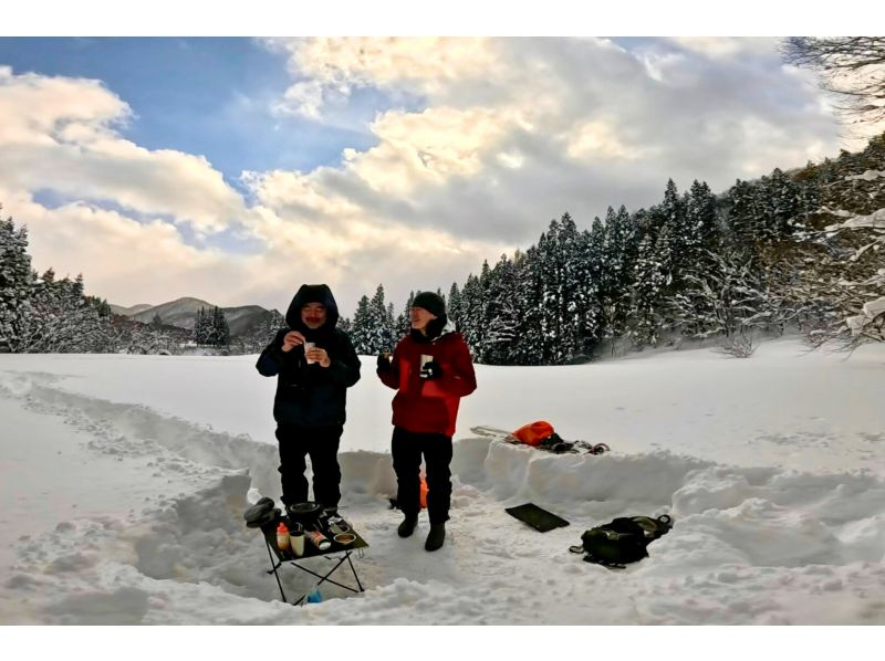 【大内宿】伝統の「かんじき」でふかふかの雪原へ！カマクラ作りも楽しめる2時間の紹介画像