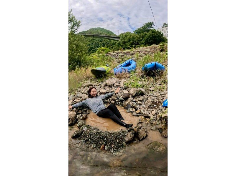 [Pilot your own boat!] Packrafting & Digging a Hidden Hot Spring in a Valley (6 hours) - Lunch, Photos, and Hot Spring Ticket Included | High School Students and Adults Onlyの紹介画像