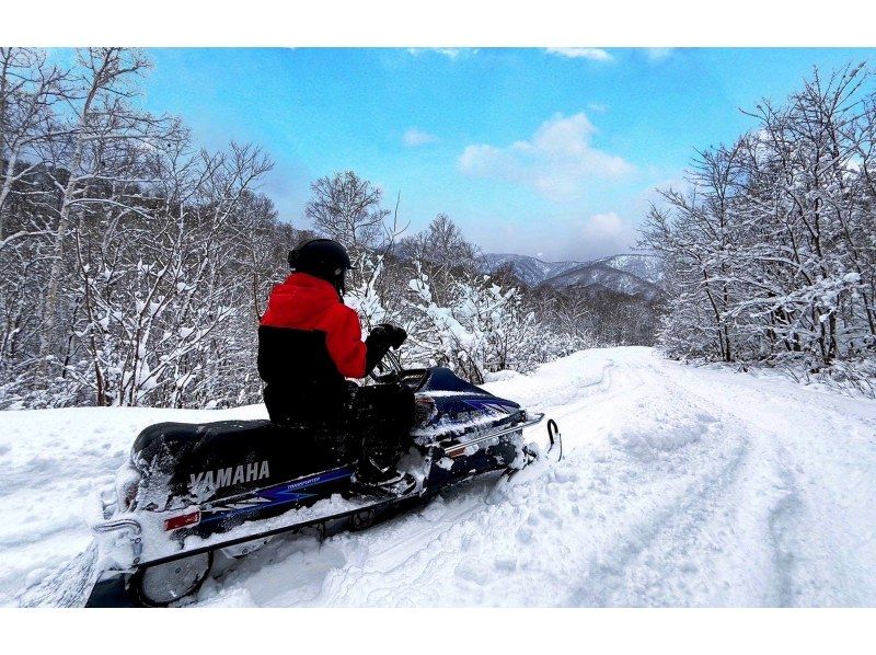 【北海道，二木町】雪地摩托車體驗 <探險課程 60 分鐘> 歡迎初學者 ☆ 無需攜帶任何物品！還有雪圈項目！の紹介画像