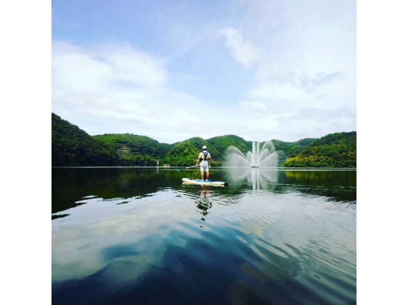 【広島・三次】自然に包まれ新しい景色へ冒険と癒しの旅〈湖上SUPツアー／丸1日コース〉お子様・未経験者OK・広島西風新都から車で1時間の紹介画像
