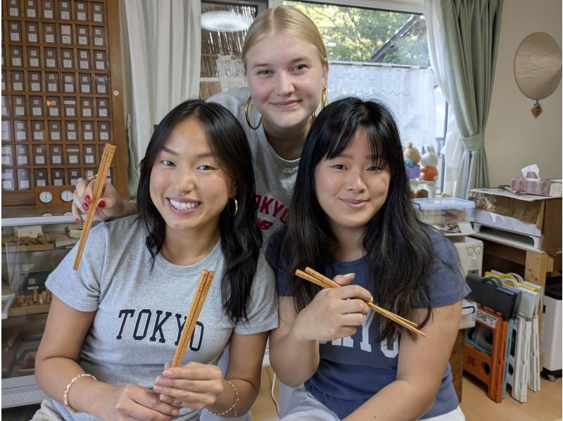 [Nagano, Azumino] A souvenir of your trip to Azumino - Chopstick making experience - painted and can be taken home. Authentic handmade carving with a plane!の紹介画像