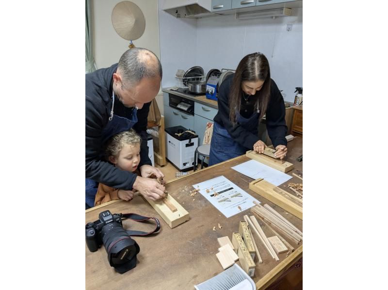 [Nagano, Azumino] A souvenir of your trip to Azumino - Chopstick making experience - painted and can be taken home. Authentic handmade carving with a plane!の紹介画像
