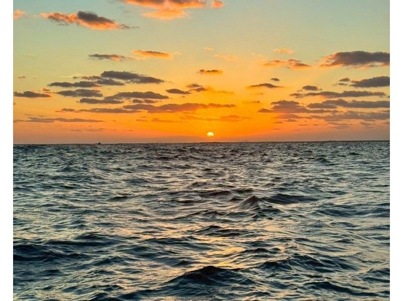 【夕日No.1】感動サンセットSUP《冬は濃いオレンジ色に染まる》の紹介画像