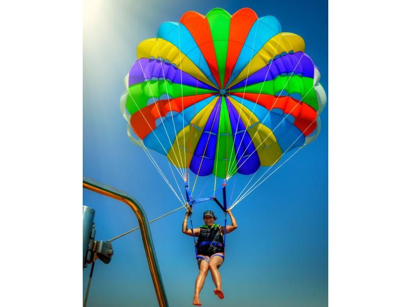 【沖縄 恩納村】恩納村パラセーリング＆ボートで行く恩納村シーウォークセットの紹介画像