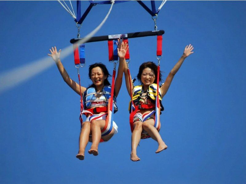 【沖縄｜恩納村】恩納村パラセーリング＆ボートで行く恩納村シーウォークセットの紹介画像