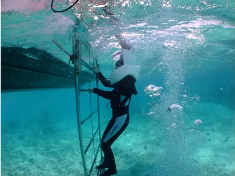 【沖縄 西海岸】恩納村パラセーリング＆ボートで行くシーウォークセットコースの紹介画像