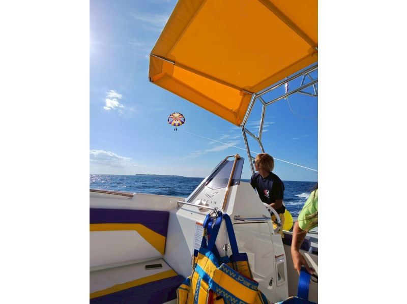 【沖縄・本部/瀬底島】パラセーリング〜空と海が溶け合う 感動の浮遊体験の紹介画像
