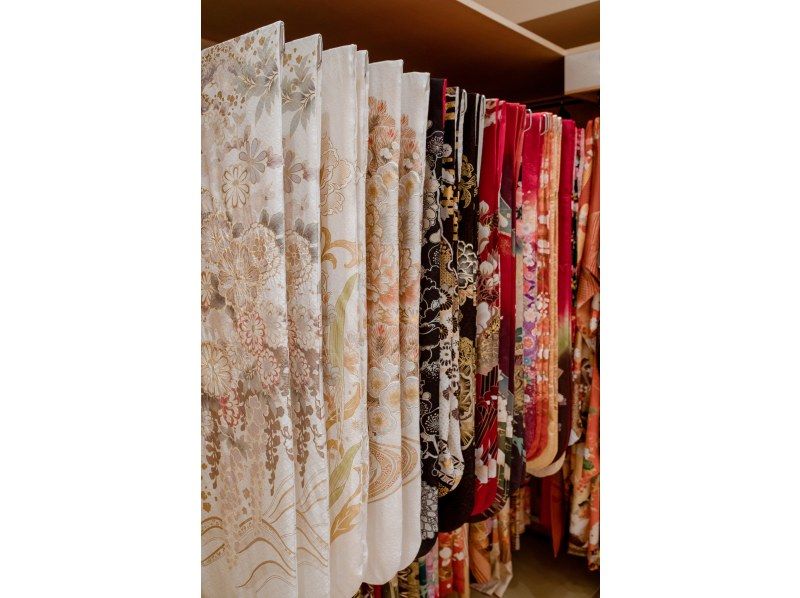 【东京，浅草】奢华真丝振袖租赁 | 尽享极致优雅的特别体验。华丽夺目的服饰，无论是成人礼、婚礼宴席，还是其他场合，都能在社交媒体上惊艳亮相。の紹介画像