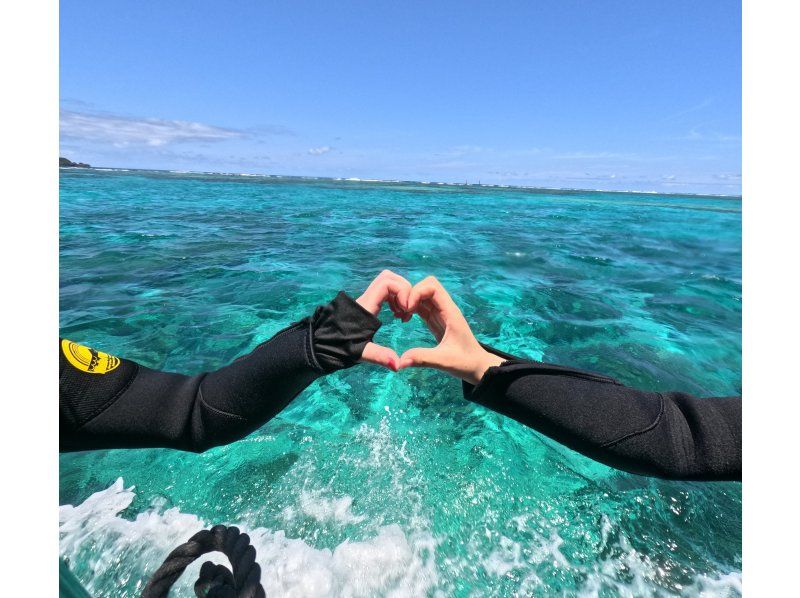 【沖縄・恩納村】初心者大歓迎！！ボートで行く！沖縄県有名スポット「青の洞窟」体験ダイビング！！２名様までツアー当日宿泊無料キャンペーン中！の紹介画像