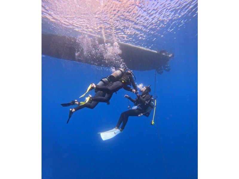 【沖縄・恩納村】初心者大歓迎！！ボートで行く！沖縄県有名スポット「青の洞窟」体験ダイビング！！２名様までツアー当日宿泊無料キャンペーン中！の紹介画像