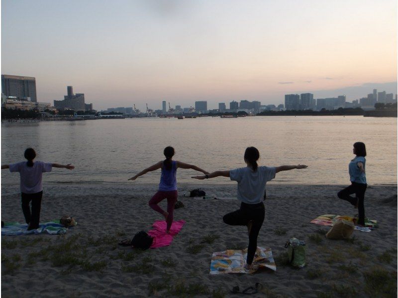 【東京・港区】5/31（日）開催！レインボーブリッジ夜景ウォーク＆お台場ビーチヨガ体験 集合場所:ゆりかもめお台場海浜公園駅の紹介画像