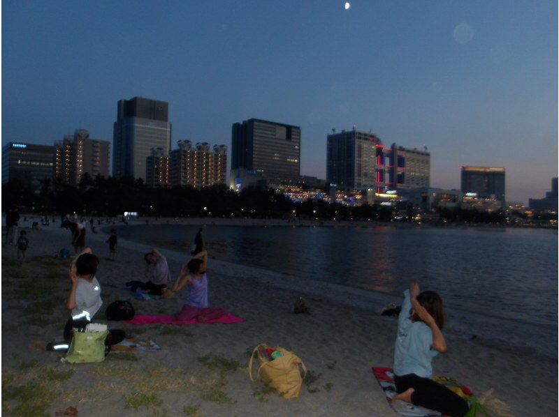 【東京・港区】5/31（日）開催！レインボーブリッジ夜景ウォーク＆お台場ビーチヨガ体験 集合場所:ゆりかもめお台場海浜公園駅の紹介画像