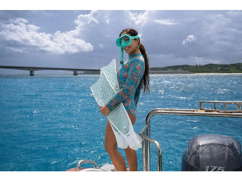 【沖縄・伊平屋島/半日】クルーズボート・スキンダイビング（午前コース・午後コース）選べる3時間☆満喫プラン《送迎無料》動画撮影データ無料！の紹介画像