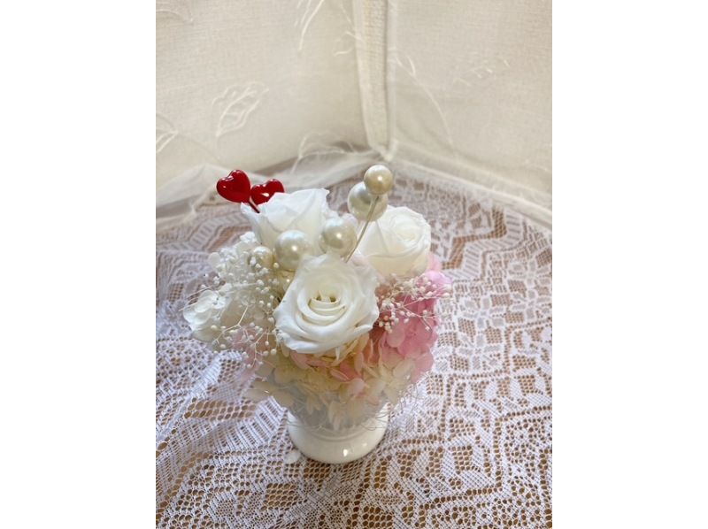 【東京・後楽園】新年の始まりに白いポット（10㎝）でプリザーブドフラワーのアレンジ作り！初心者様・お一人様大歓迎！＠文京シビックセンターの紹介画像