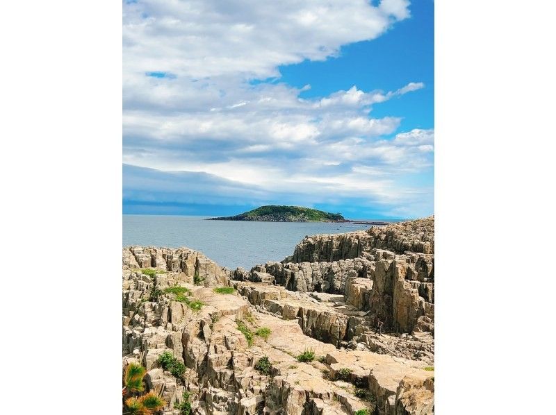 [Mikuni, Fukui] From the quiet promenade to the best spot on the cliffs - A walk with a nature guide to the truly spectacular Tojinboの紹介画像