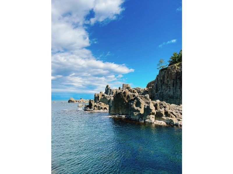 [Mikuni, Fukui] From the quiet promenade to the best spot on the cliffs - A walk with a nature guide to the truly spectacular Tojinboの紹介画像