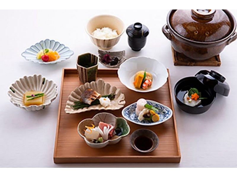 浅草｜少人数で味わう日本文化の粋 雷門・浅草寺散策と会席料理、芸者の舞を楽しむ一日（2〜3名限定）の紹介画像