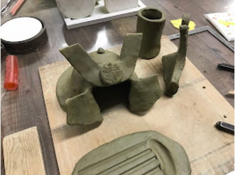 【兵庫・南あわじ市】淡路瓦ストーリー　気分は瓦職人！塊粘土でつくるのオリジナル瓦づくり体験の紹介画像