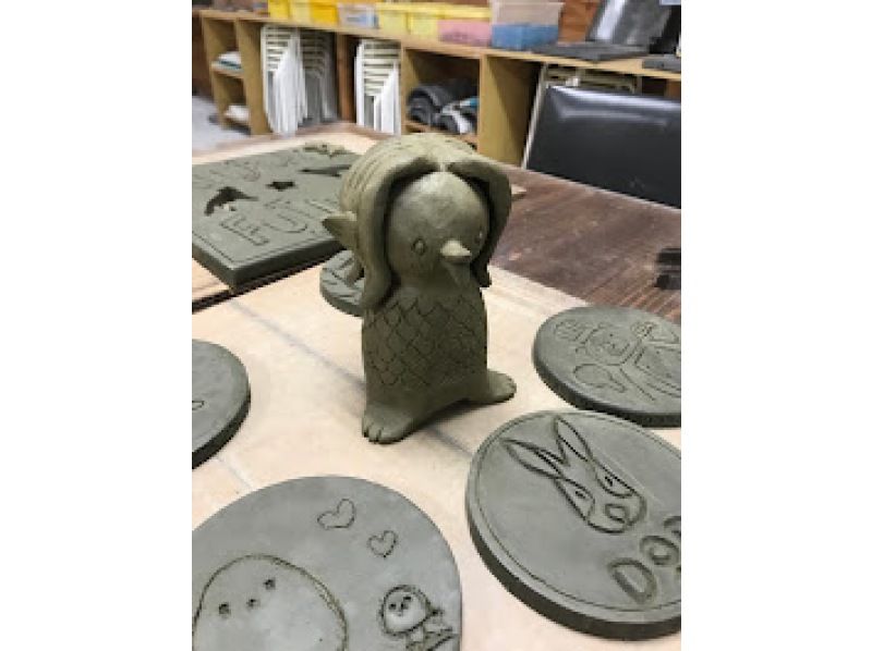 【兵庫・南あわじ市】淡路瓦ストーリー　気分は瓦職人！塊粘土でつくるのオリジナル瓦づくり体験の紹介画像