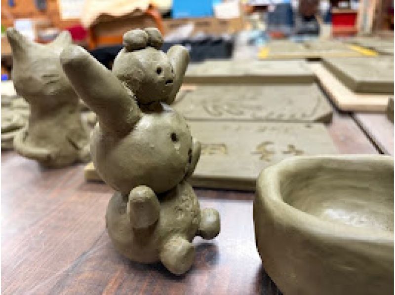 【兵庫・南あわじ市】淡路瓦ストーリー　気分は瓦職人！塊粘土でつくるのオリジナル瓦づくり体験の紹介画像