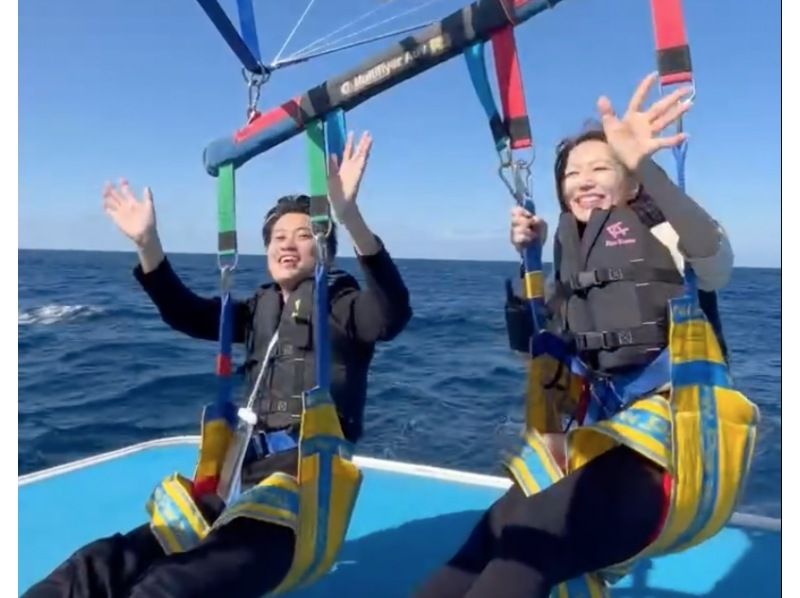 【那覇発・当日予約OK】1月までの限定オープニング価格！ティファニーカラーの可愛い船でケラマブルーを空中散歩！防水スマホホルダープレゼント♪の紹介画像