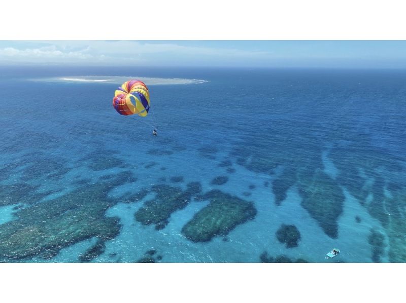 【那覇発・当日予約OK】1月までの限定オープニング価格！ティファニーカラーの可愛い船でケラマブルーを空中散歩！防水スマホホルダープレゼント♪の紹介画像