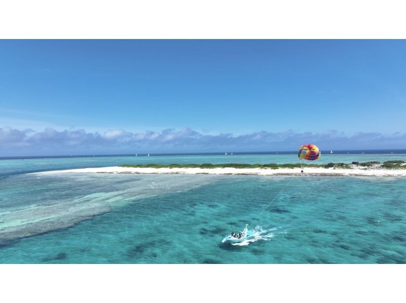 【那覇発・当日予約OK】1月までの限定オープニング価格！ティファニーカラーの可愛い船でケラマブルーを空中散歩！防水スマホホルダープレゼント♪の紹介画像