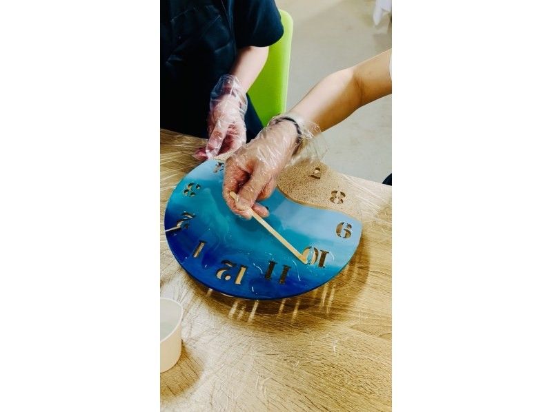 【沖縄・宮古島】〜都合の良い時間で予約可能！〜海レジンアート体験！大人気の『時計レジンアート制作』宮古島の海をアートで作ろう！の紹介画像