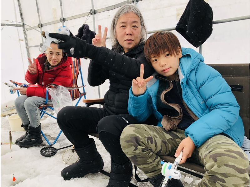 【北海道・札幌】1日2組限定！DX氷上ワカサギ釣り！その日のスポットで釣果体験！ガイドが釣り方伝授！天ぷらつき水洗トイレ・休憩小屋あり！の紹介画像