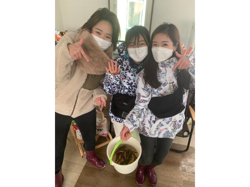 【北海道・札幌】1日2組限定！DX氷上ワカサギ釣り！その日のスポットで釣果体験！ガイドが釣り方伝授！天ぷらつき水洗トイレ・休憩小屋あり！の紹介画像