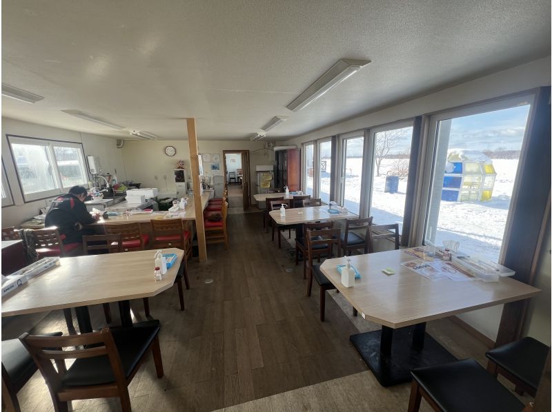 【北海道・札幌】1日2組限定！DX氷上ワカサギ釣り！その日のスポットで釣果体験！ガイドが釣り方伝授！天ぷらつき水洗トイレ・休憩小屋あり！の紹介画像