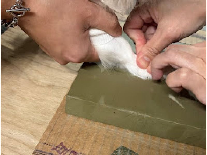 [兵庫縣南淡路市] 這項廣受歡迎的「一觸式體驗」使用淡路島的真正粘土瓦片，留下您愛犬的腳印。の紹介画像