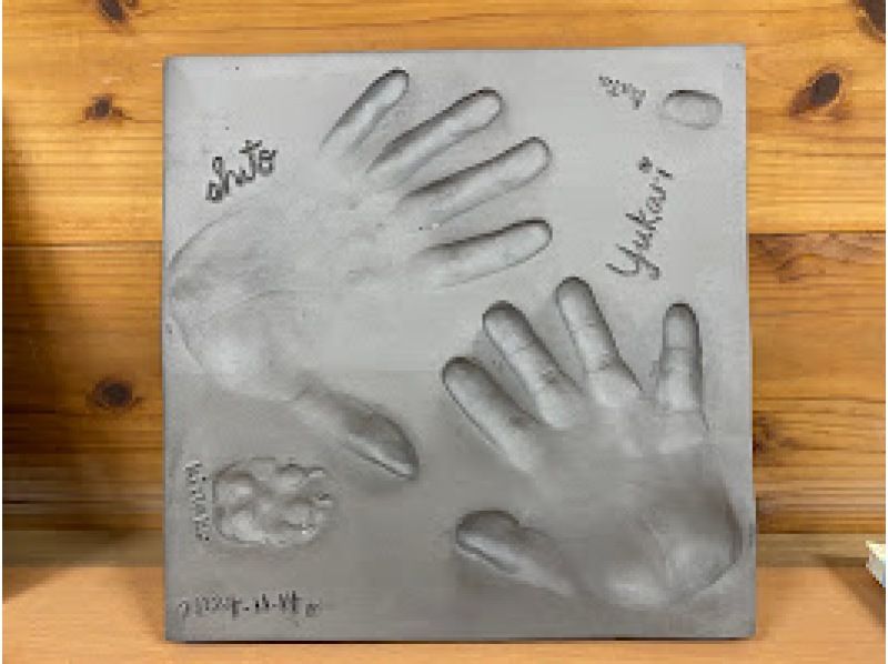 [兵庫縣南淡路市] 這些廣受歡迎的紀念瓷磚採用淡路島的天然粘土製成，並印有紀念手印。の紹介画像