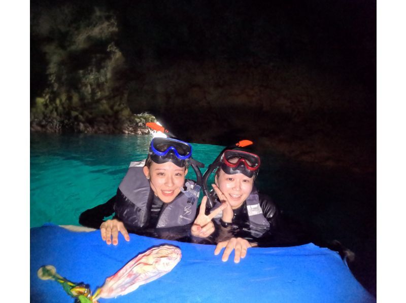 【恩納村青の洞窟シュノーケルサンゴお守りストラップ付き】ボートで出港青の洞窟シュノーケルツアー（写真プレゼント餌あげ体験付の紹介画像