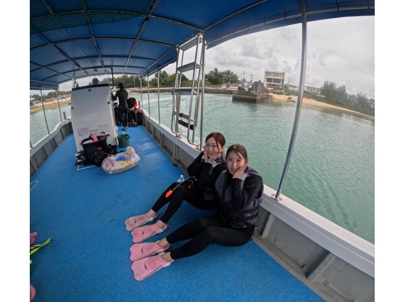 【恩納村青の洞窟シュノーケルサンゴお守りストラップ付き】ボートで出港青の洞窟シュノーケルツアー（写真プレゼント餌あげ体験付の紹介画像