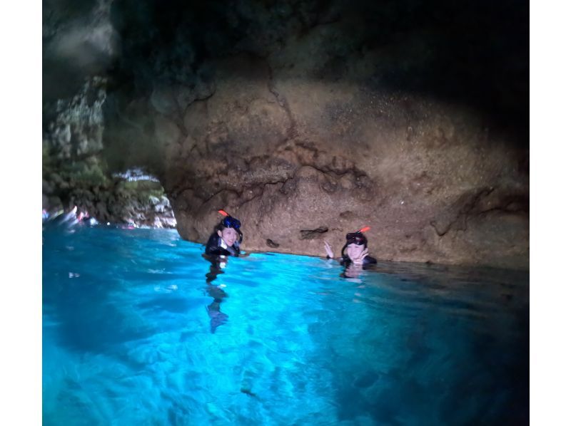 【恩納村青の洞窟シュノーケルサンゴお守りストラップ付き】ボートで出港青の洞窟シュノーケルツアー（写真プレゼント餌あげ体験付の紹介画像