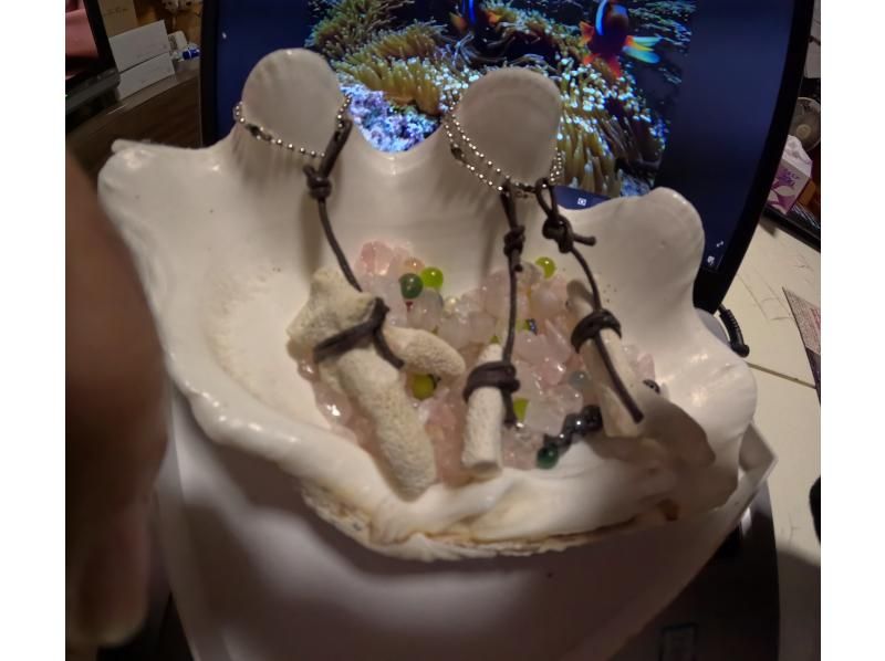 【恩納村青の洞窟シュノーケルサンゴお守りストラップ付き】ボートで出港青の洞窟シュノーケルツアー（写真プレゼント餌あげ体験付の紹介画像