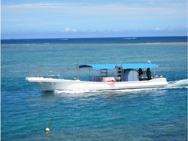 【恩納村青の洞窟シュノーケルサンゴお守りストラップ付き】ボートで出港青の洞窟シュノーケルツアー（写真プレゼント餌あげ体験付の紹介画像