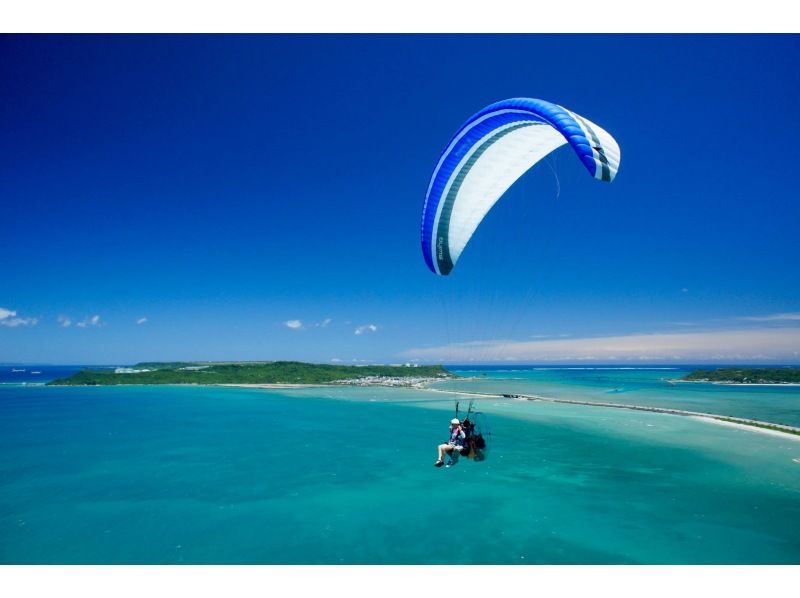 【沖縄・中城村/読谷村/海中道路】モーターパラグライダー遊覧体験飛行！(～2026年3月31日まで)のコピーの紹介画像