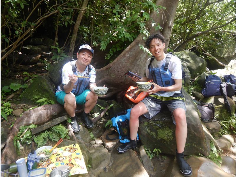 セール実施中【沖縄・西表島】滝つぼで泳げる！ピナイサーラの滝壺カヌー&トレッキングランチ付きツアー！の紹介画像