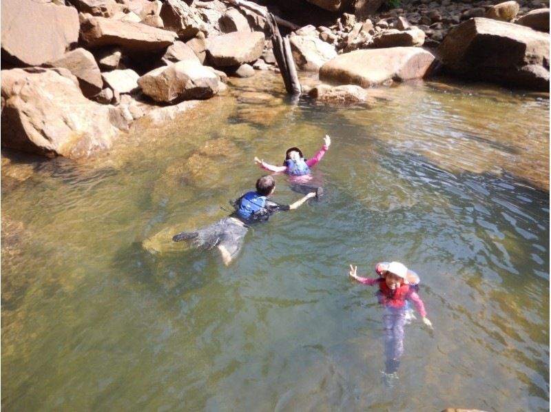 セール実施中【沖縄・西表島】滝つぼで泳げる！ピナイサーラの滝壺カヌー&トレッキングランチ付きツアー！の紹介画像