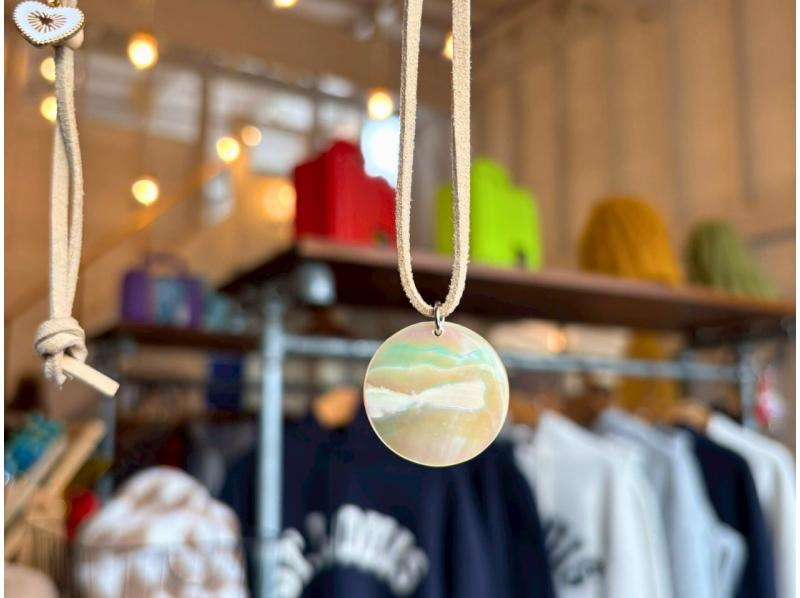 [Amami Oshima Marine Craft] Experience making luminous shell accessories and keychainsの紹介画像