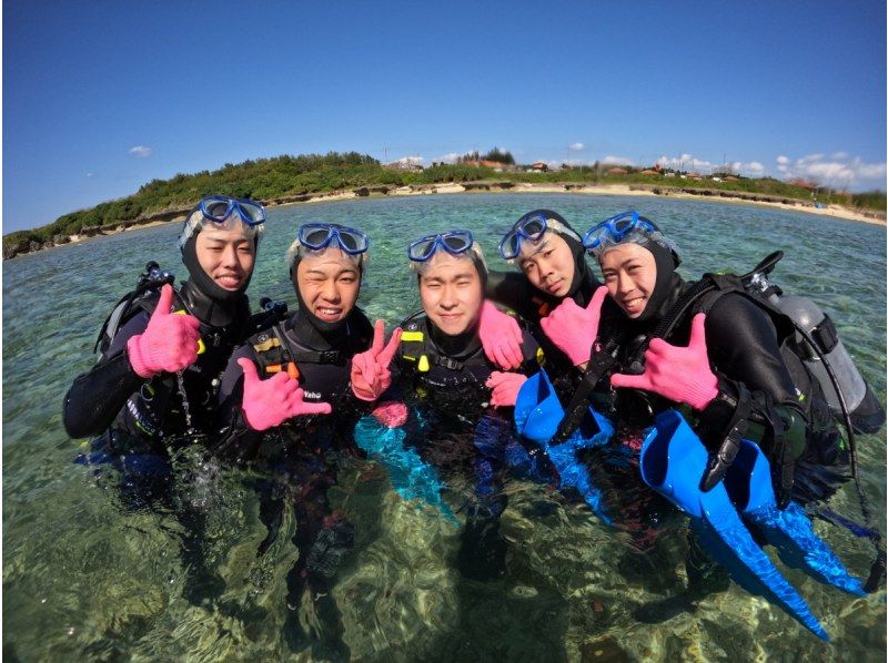 ♪当店人気No.1♪【沖縄/北谷】美ら海体験ダイビング◇貸切専属ガイド◇ 餌あげ無料◇ Gopro無料写真動画プレゼント◇初心者歓迎の紹介画像