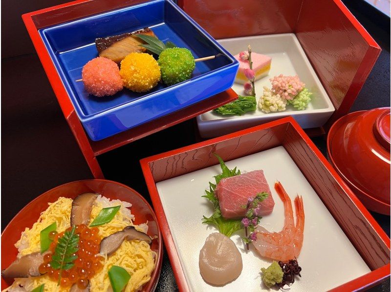 【新潟县鸭市】山咖啡厅的限时午餐深受女性顾客欢迎。春季活动&ldquo;山咖啡厅的雏祭&rdquo;展出了传统的雏人偶。の紹介画像