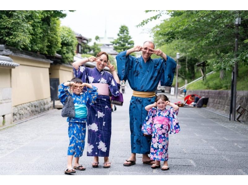 [Kyoto, Gojo] One-day Kyoto sightseeing in kimono or yukata, winter sightseeing, cherry blossom viewing "Mini Higashiyama location photo shoot in couple kimono" Recommended for couplesの紹介画像