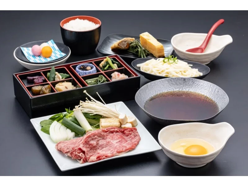 【京都駅発着】桜の名所「平野神社」と「天龍寺」＆嵐山で屋形船遊覧！昼食は丹波牛のすき鍋膳をご賞味！の紹介画像