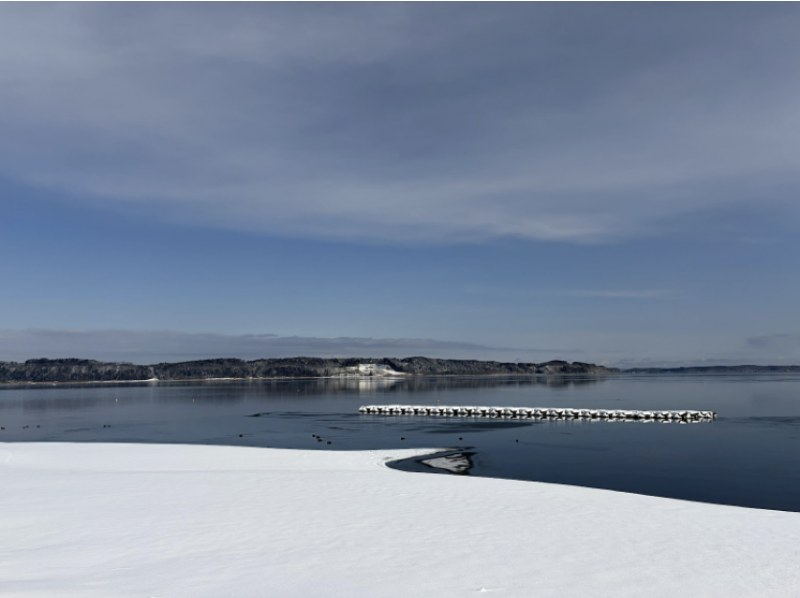 【青森・下北／三沢】東北町小川原湖畔でガイド付きスノーハイク体験！（ガニ汁テイクアウトチケット・温泉入浴券付き）の紹介画像