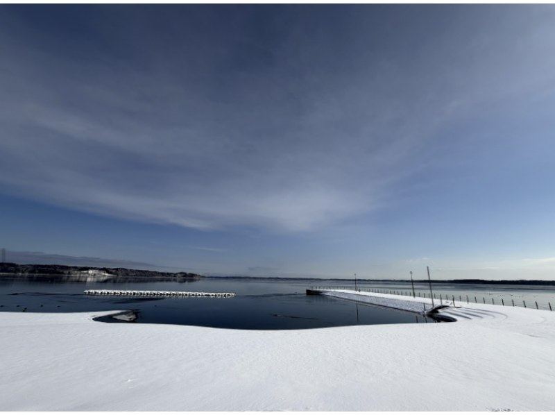 【青森・下北／三沢】東北町小川原湖畔でガイド付きスノーハイク体験！（ガニ汁テイクアウトチケット・温泉入浴券付き）の紹介画像